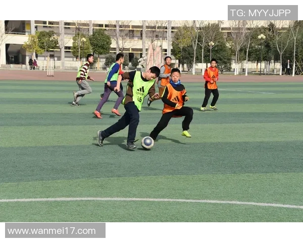 足球明星青年展现青春魅力与帅气风采的完美结合